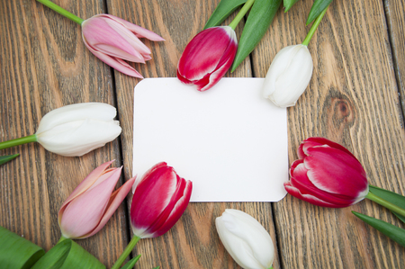 Tulips with gift card on a wooden backgroundの写真素材
