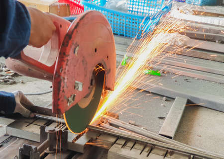 Technicians are using fiber machines to cut stainless steel into rods.の写真素材