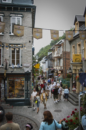 Quebec City, Quebec, Canada , August 1, 2006.    Canadian French Street leads you through beautiful stores to a traditional festival. Editorial useのeditorial素材