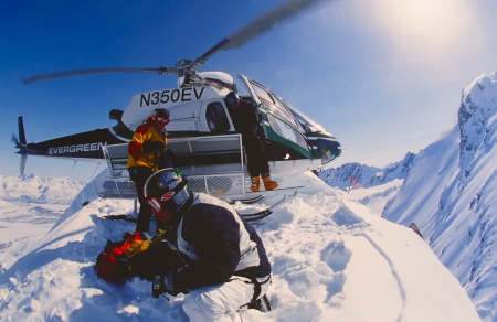 VALDEZ, ALASKA - APRIL 22: Snowboarder Esben Pedersen being dropped of by helicopter on an isolated peak in the Chugach Mountains on April, 22, 2002. Valdez is the hub for Heli-skiing in Alaska.のeditorial素材