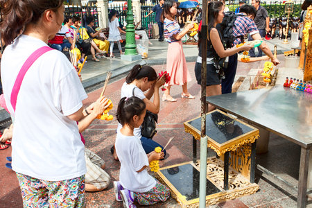 BANGKOK, THAILAND - JULY 29, unidentified prayers at the Erawan Shrine. The Hindu shrine that houses a statue of Phra Phrom.のeditorial素材