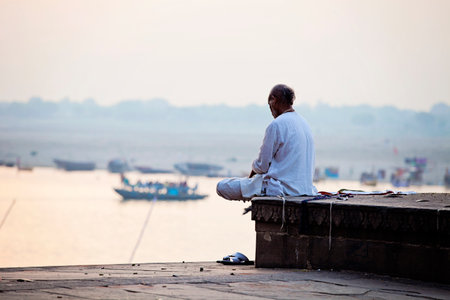 VARANASI, UTTAR PRADESH, INDIA - JULY 7 2018: Pilgrims bathing and performing the holy water. Ganges river in the early morningのeditorial素材