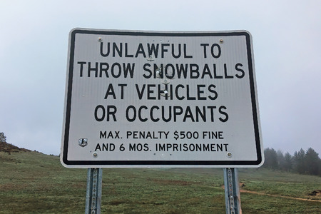 A roadside sign in California's Cleveland National Forest warns against throwing snowballs.のeditorial素材