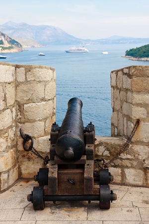 Cannon pointing at cruise ship, Dubrovnik walls, Croatiaの写真素材