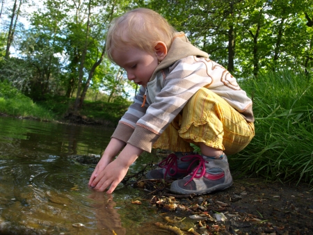 Little girl playing with waterの写真素材