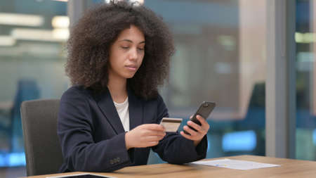 African Businesswoman Paying Online with Smartphone, Credit Cardの写真素材