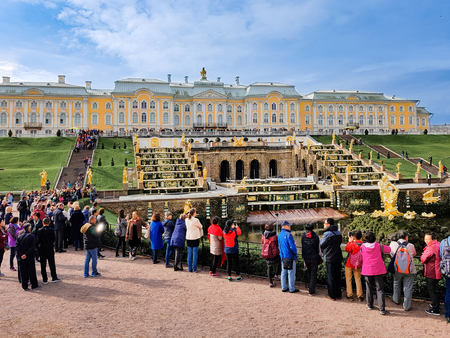 Petersburg, Russia - 09 Sep, 2017: Tourist people visiting the well-known cascade of fountains of Peterhof. St. Petersburg. Russiaのeditorial素材