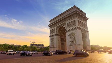 Traffic with Beautiful Sunset Over Arc De Triomphe. Paris, Franceのeditorial素材