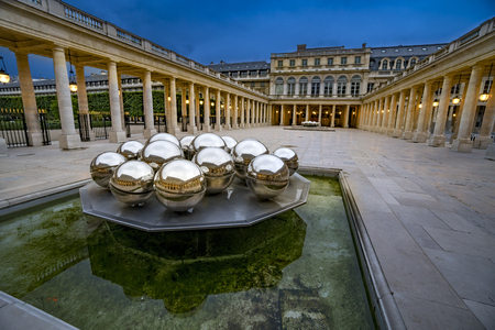House and Garden fountain in courtyard of Palais-Royal Palace. Palais-Royal (1639, originally - Palais-Cardinal) was personal residence of Cardinal Richelieu. Parisのeditorial素材