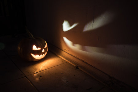Halloween horror concept with glowing pumpkin. Halloween evil pumkins smilin faces in dark. selective focus. long exposure shotの写真素材