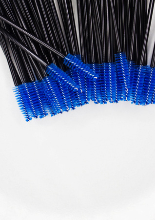 Many scattered eyeliner brushes on a white backgroundの写真素材