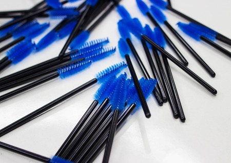 Many scattered eyeliner brushes on a white backgroundの写真素材