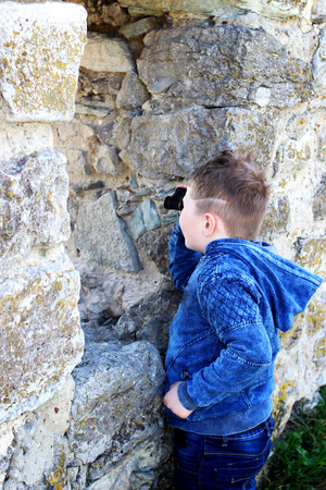 boy looking through binoculars. toning effect with vanilla. horizontalの写真素材