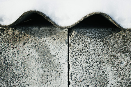 Snow on the concrete roof, winter background.の写真素材