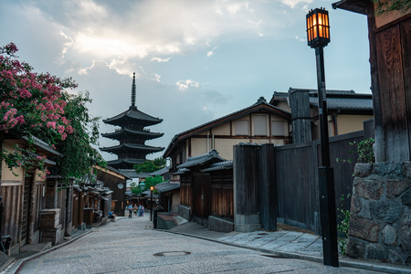KYOTO, JAPAN - AUGUST 2, 2018: Traditional Japenese wooden houses along a stone paved road with the Hokanji Temple in the background, Kyoto, Japanのeditorial素材