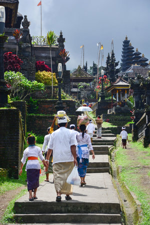 BALI - JANUARY 17: Unidentified Balinese people walk in traditional dress in Pura Besakih on January 17, 2013 in Bali, Indonesia.のeditorial素材