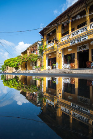 HOI AN, VIETNAM, OCTOBER 24, 2012 : Ancient houses in Hoi An town, the World's cultural heritage and famous attraction in Quang Nam, Vietnam.のeditorial素材