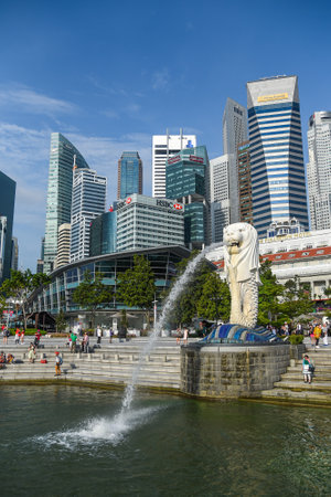 SINGAPORE - MAY 6, 2016 : Tourists visit the Merlion Park, a famous symbol and landmark of Singapore.のeditorial素材