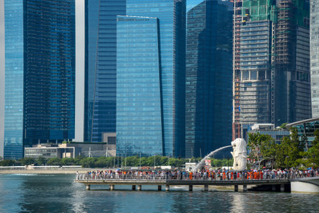 SINGAPORE - MAY 6, 2016 : Tourists visit the Merlion Park, a famous symbol of Singapore.のeditorial素材