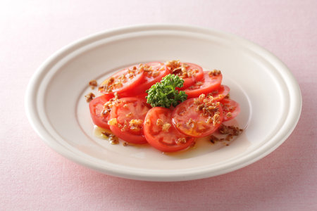Topin' fried onions in tomato saladの写真素材