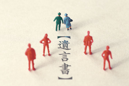 A photo showing inheritance troubles using miniature dolls, a house, and textの写真素材