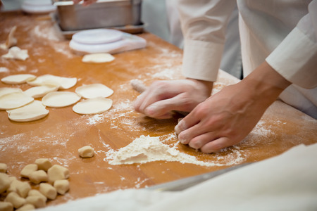 Taipei, Taiwan - 23 May, 2018: A group of skillful chef busying making the famous soup dumplings in the open kitchen at Taipei 101 restaurant of Din Tai Fungのeditorial素材