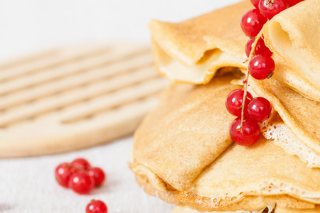 Red currant and pancakes on 
linen backgroundの写真素材