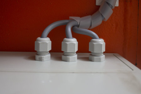 Jamnuts of entrances of electric cables in the closet of management by a hydrohammer