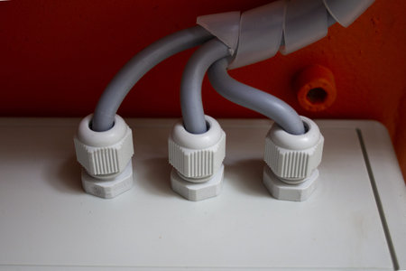 Jamnuts of entrances of electric cables in the closet of management by a hydrohammer