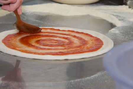 Stendere pomodoro sulla baseの写真素材