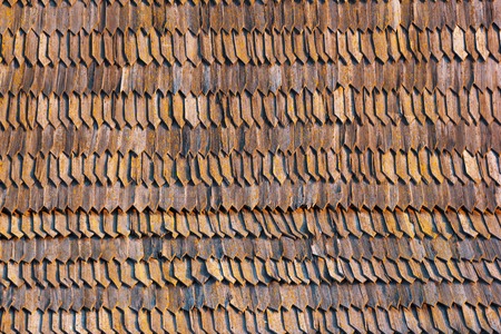 Old brown wooden shingles roof texture backgroundの写真素材