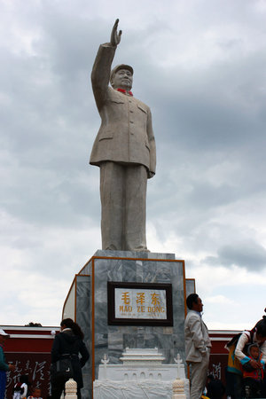 LIJIANG, CHINA, MARCH 8, 2012: Statue of Mao Zedond in central Lijiang.  the Old Town of Lijiang.のeditorial素材