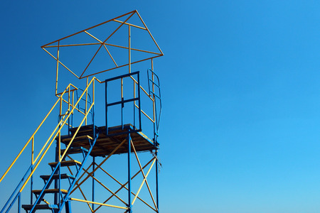 Metal frame of a lifesaver observation booth against blue sky background
の写真素材