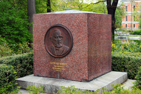 Zwickau, Germany - May 7, 2023: Monument to Lothar Streit in the Schwanenteich Park, the first Lord Mayor of Zwickau and a member of the Saxon State Parliament and the German Reichstag .のeditorial素材