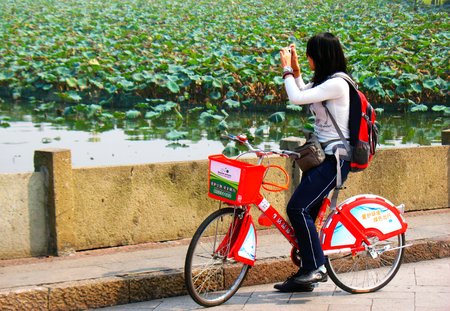 Scenery of a tourist taking photo at Hangzhou West Lakeのeditorial素材