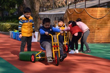 Shanghai kindergarten kids enjoy the warm winter sun to participate in outdoor sportsのeditorial素材