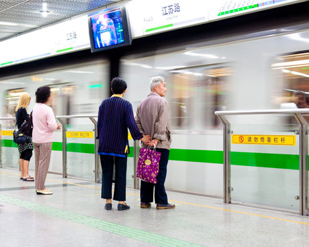 SHANGHAI - MAY 12: Shanghai Jiangsu Road Metro Station, driving the crowd waiting for the train and on MAY 12, 2011 in Shanghai, CN.のeditorial素材