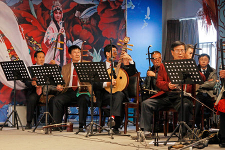 FUCHENG - DECEMBER 7: The PingJu band played, on december 7, 2013, fucheng, hebei province, China. のeditorial素材