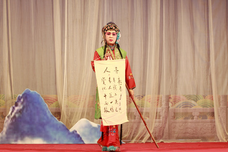 LUANNAN COUNTY - NOVEMBER 25: The ancient costume PingJu " QianKun-Fu-Shou Mirror" still in the ChengZhaoCai grand theater, on november 28, 2013, luannan county, hebei province, china.のeditorial素材