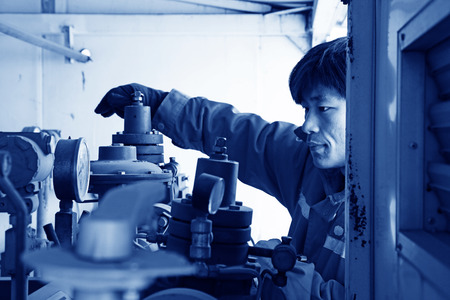 TANGSHAN - DECEMBER 20: The worker in a compressed natural gas box and operation, in a manufacturing enterprise, on December 20, 2013, tangshan city, hebei province, China.
のeditorial素材