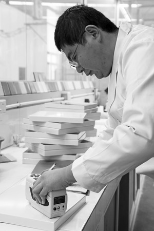 TANGSHAN - DECEMBER 22: The Lab technicians were testing, in a solar equipment manufacturing enterprises on december 22, 2013, tangshan, china. のeditorial素材