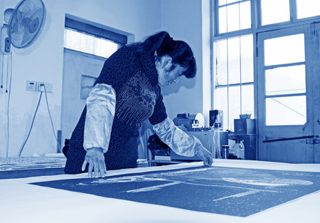 FUCHENG - DECEMBER 8: The female workman was framing paper-cut works, on december 8, 2013, fucheng, hebei province, China. 
のeditorial素材