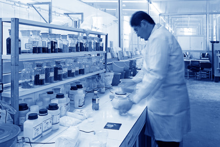 TANGSHAN - DECEMBER 22: The Lab technicians were testing, in a solar equipment manufacturing enterprises on december 22, 2013, tangshan, china. のeditorial素材