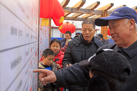 LUANNAN COUNTY - FEBRUARY 14: Spring Festival riddles scene during Chinese Lunar New Year, February 14, 2014, Luannan County, Hebei Province, China.のeditorial素材