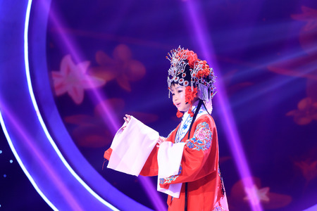LUANNAN COUNTY - JANUARY 3: The little girl Performing PingJu on the stage, in the ChengZhaoCai grand theater, January 3, 2014,luannan county, hebei province, china.
のeditorial素材