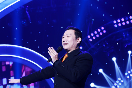 LUANNAN COUNTY - JANUARY 4: The CCTV opera channel host Zhao Baole on the stage, in the ChengZhaoCai grand theater, January 4, 2014,luannan county, hebei province, china.のeditorial素材