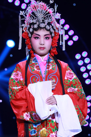 LUANNAN COUNTY - JANUARY 6: The actor dressed in red on the stage, in the ChengZhaoCai grand theater, January 6, 2014,luannan county, hebei province, china.
のeditorial素材