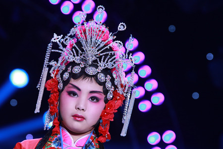 LUANNAN COUNTY - JANUARY 6: The actor dressed in red on the stage, in the ChengZhaoCai grand theater, January 6, 2014,luannan county, hebei province, china.
のeditorial素材