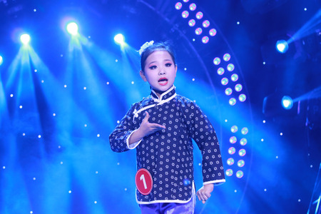 LUANNAN COUNTY - JANUARY 6: The girl dressed in blue singing PingJu on the stage, in the ChengZhaoCai grand theater, January 6, 2014,luannan county, hebei province, china.
のeditorial素材