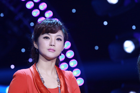 LUANNAN COUNTY - JANUARY 6: The CCTV's Opera channel presenter liu chang on the stage, in the ChengZhaoCai grand theater, January 6, 2014,luannan county, hebei province, china.のeditorial素材